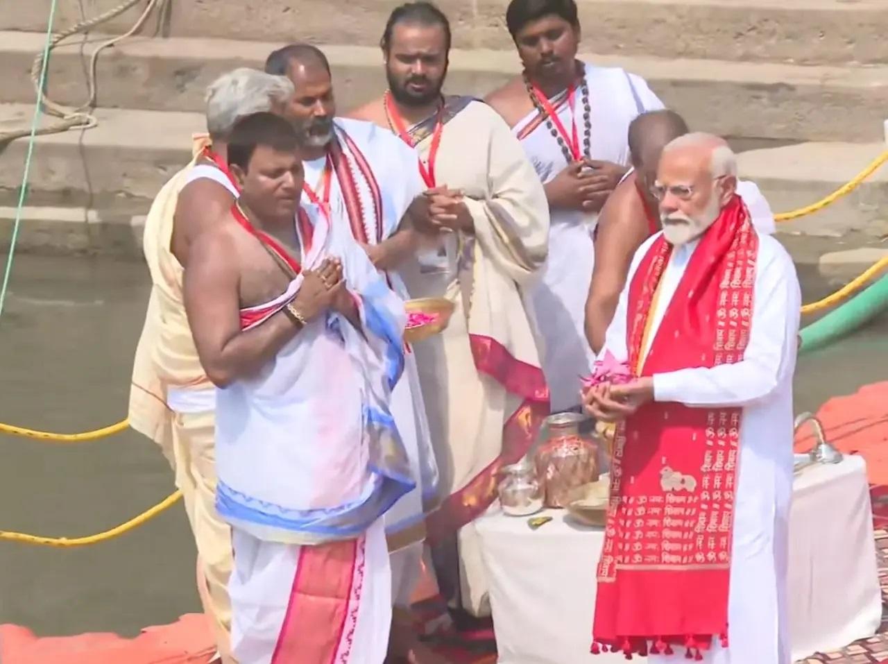 इस दौरान मोदी ने वैदिक मंत्रोच्चार के बीच मां गंगा का पूजन किया. (तस्वीरें/पीटीआई)