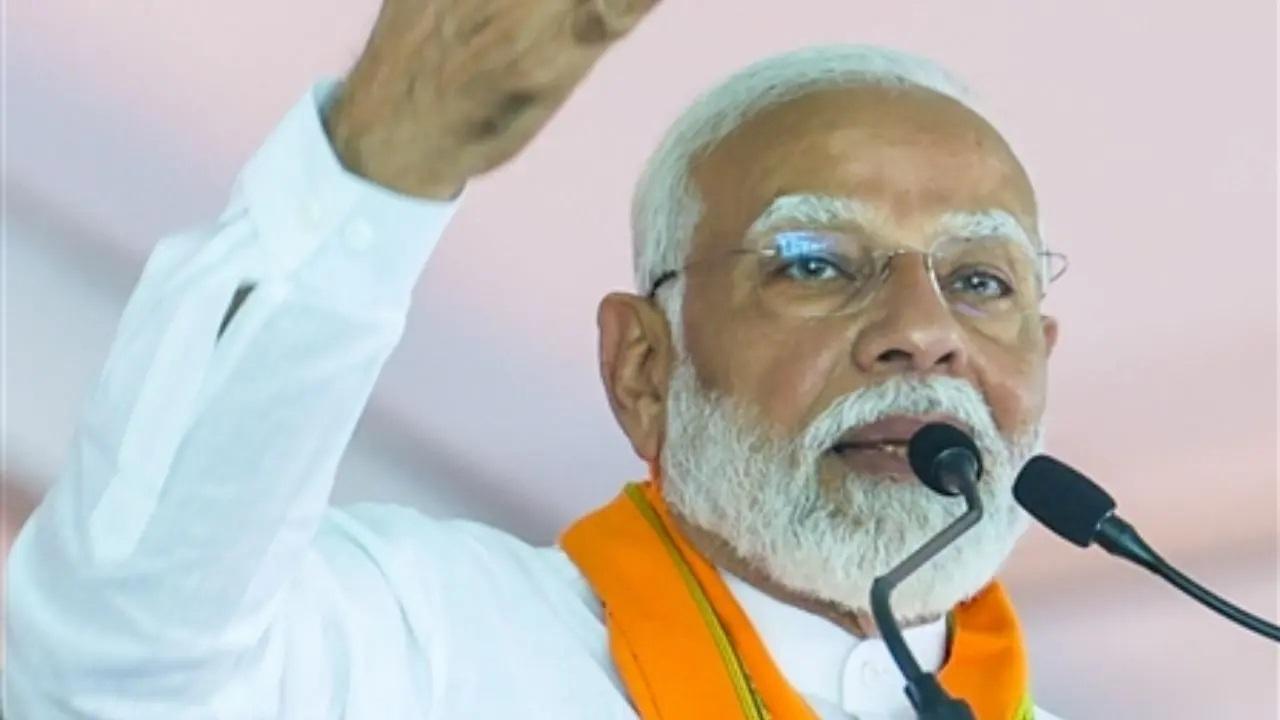 मोदी ने देश भर में अपने कर्नाटक मॉडल को दोहराने के कांग्रेस के कथित एजेंडे के प्रति आगाह किया, जिसमें एससी, एसटी और ओबीसी श्रेणियों से अल्पसंख्यक वोट बैंकों को कोटा पुनः आवंटित करना शामिल था, और पार्टी पर सामाजिक न्याय को कमजोर करने का आरोप लगाया.