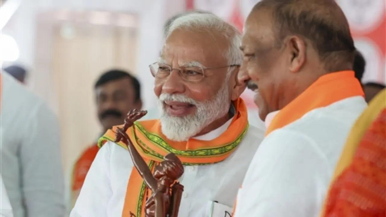 मोदी ने भारतीयों की शारीरिक बनावट के बारे में विवादास्पद टिप्पणियों के लिए कांग्रेस नेता सैम पित्रोदा पर निशाना साधा, ऐसे उदाहरणों को उजागर किया जहां कांग्रेस नेताओं ने कथित तौर पर धार्मिक और जातीय पहचान के बारे में अपमानजनक टिप्पणियां कीं.