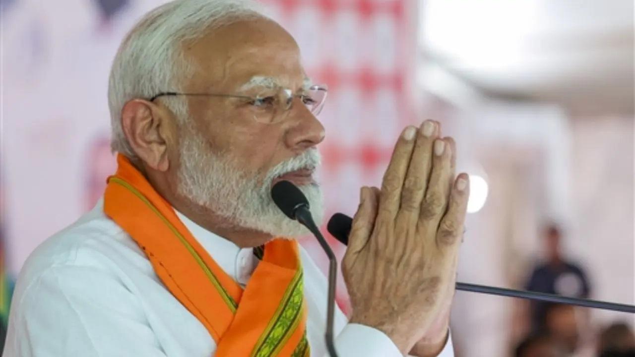 मोदी ने कथित तौर पर हिंदू मान्यताओं के खिलाफ साजिश रचने के लिए कांग्रेस की आलोचना की और राम मंदिर निर्माण और राम नवमी समारोह जैसे मुद्दों पर उसके रुख पर सवाल उठाया, और पार्टी पर भारत की सांस्कृतिक विरासत को कमजोर करने का आरोप लगाया.
