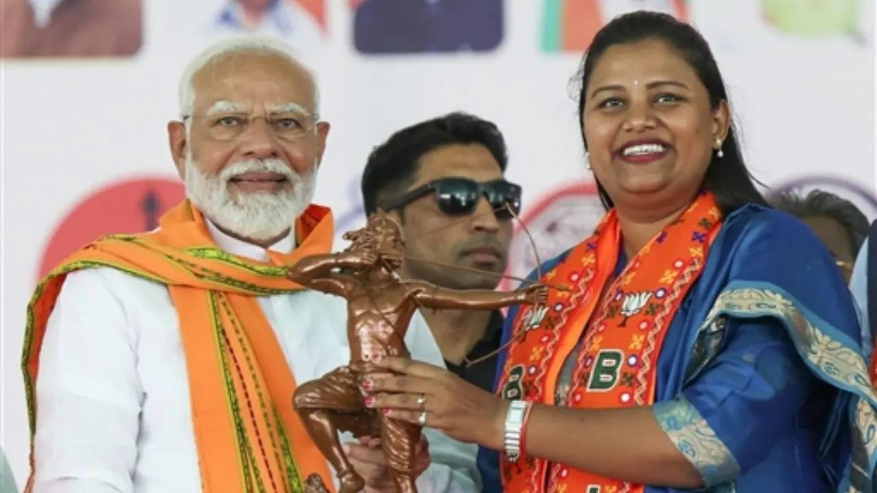 मोदी ने नेताओं से कांग्रेस के साथ विलय से बचने और इसके बजाय अजीत पवार और एकनाथ शिंदे के साथ हाथ मिलाने का आग्रह किया, जो चुनाव के बाद राजनीतिक गतिशीलता और संभावित पुनर्गठन में बदलाव का संकेत देता है.