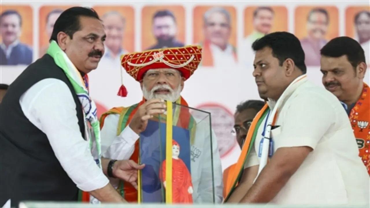 मोदी ने स्पष्ट रूप से शरद पवार का नाम लिए बिना, राकांपा, शिवसेना और कांग्रेस के बीच संभावित विलय का संकेत दिया और छोटे दलों पर चुनाव के बाद कांग्रेस के साथ गठबंधन करके अस्तित्व की रणनीति पर विचार करने का आरोप लगाया.