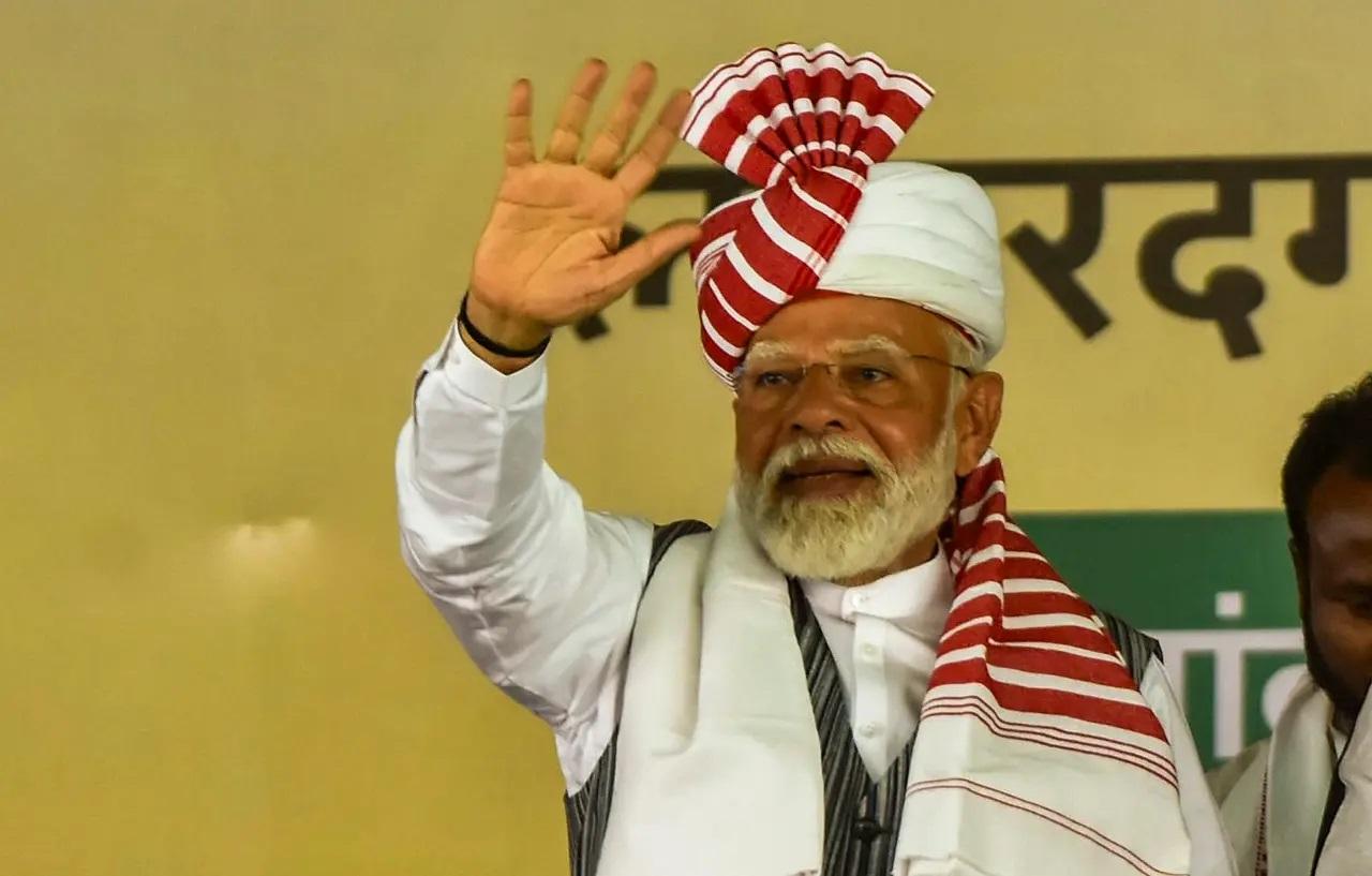 प्रधानमंत्री नरेंद्र मोदी ने शनिवार को कहा कि उनकी सरकार के सर्जिकल और हवाई हमलों ने पाकिस्तान को हिलाकर रख दिया है और पड़ोसी देश के नेता अब प्रार्थना कर रहे हैं कि कांग्रेस का 