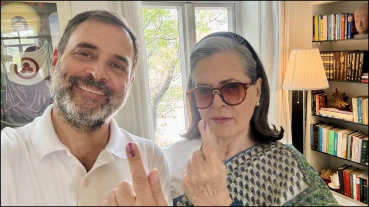 राहुल गांधी अपनी मां सोनिया गांधी के साथ पोलिंग बूथ पर साथ में मतदान करने पहुंचे थे. (फोटो/एक्स)