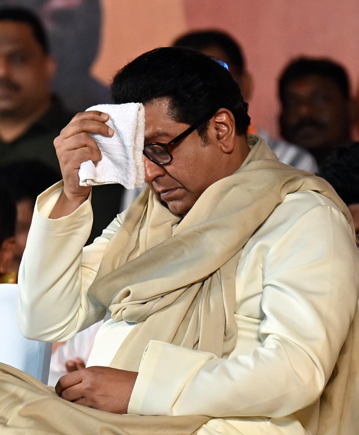 सामने आई तस्वीरों में आप देख सकते हैं कि चिलचिलाती गर्मी से परेशान मनसे प्रमुख राज ठाकरे बार-बार पसीना रुमाल से पोंछते दिखाई दिए. 