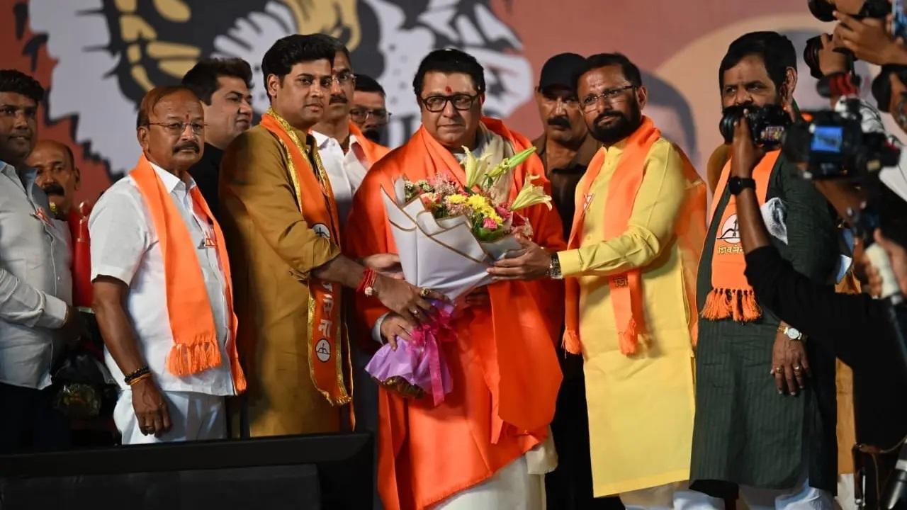 मनसे प्रमुख ने सत्तारूढ़ महायुति गठबंधन को बिना शर्त समर्थन देने की घोषणा की थी. 