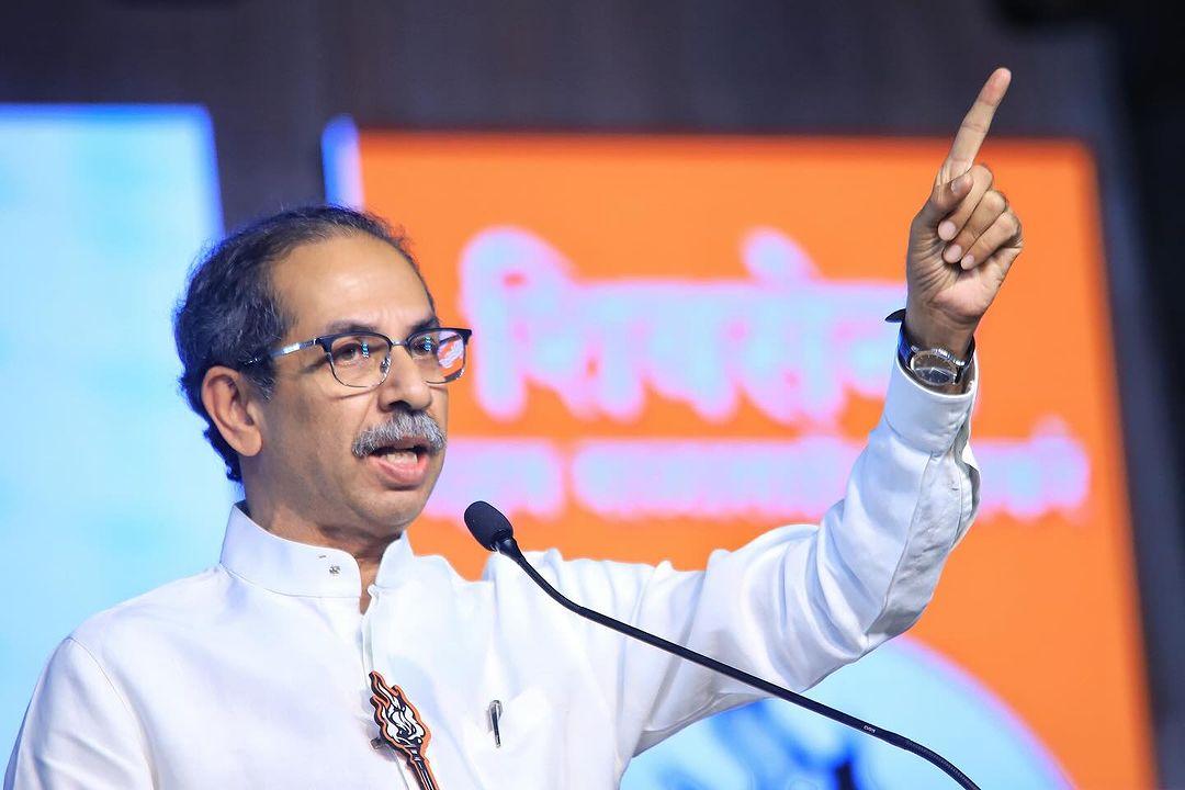 उद्धव ठाकरे ने सभा में ठाणे के लोगों को बताया कि `मोदी जी ने दो करोड़ नौकरियों का वादा किया था. वे नौकरियां कहां हैं? कुछ गुजराती मराठी लोगों को प्रवेश से वंचित करते हैं. क्या हम इसे सहन करेंगे? आशा कार्यकर्ताओं को महीनों से उनका मानदेय नहीं मिल रहा है. न स्वास्थ्य सुविधाएं हैं, न नौकरियां, न किसानों को पैसा और न ही फसल ऋण.`