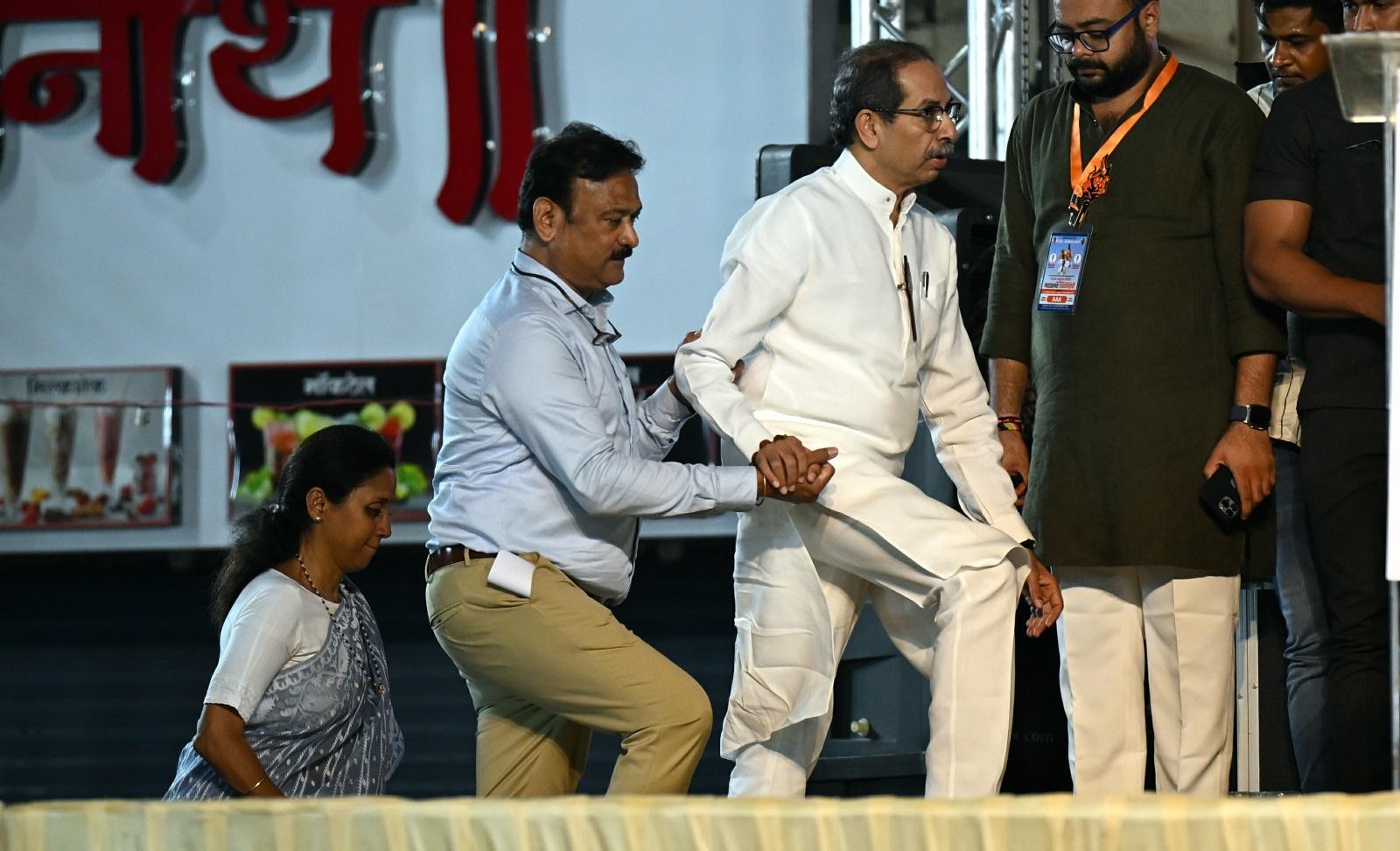 शिवसेना (UBT) प्रमुख उद्धव ठाकरे ने गुरुवार को पार्टी के उम्मीदवार राजन विचारे के लिए ठाणे में दौरा किया. 