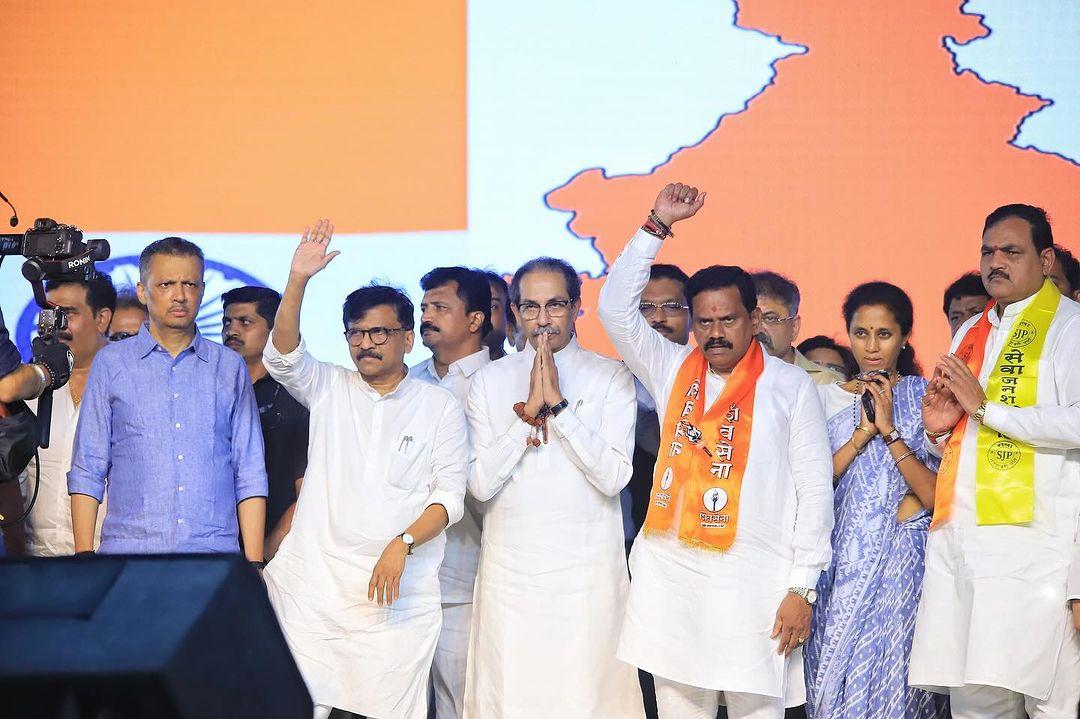 ठाणे में हुई इस सभा के दौरान उद्धव ठाकरे के साथ सुप्रिया सुले और संजय राउत मंच साझा करते दिखाई दिए. 