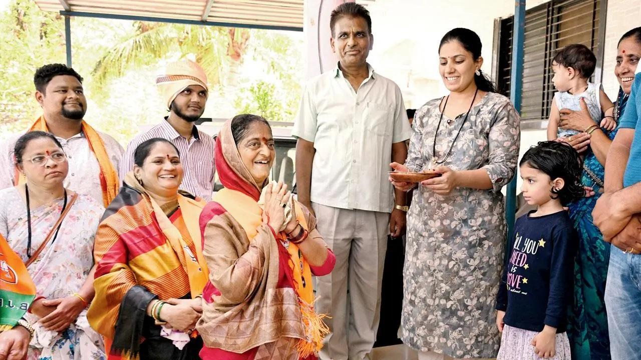 भाजपा उम्मीदवार और अनुभवी नेता 56 वर्षीय स्मिता वाघ ने 42 डिग्री सेल्सियस से अधिक की गर्मी में अपने निर्वाचन क्षेत्र में प्रचार किया. तस्वीर/आशीष राजे