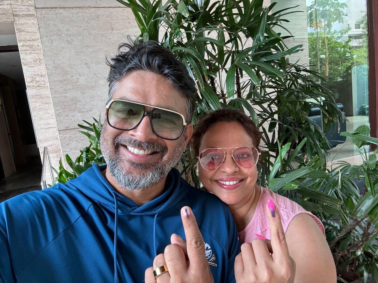 आर माधवन ने भी वोटिंग के बाद अपनी फोटो शेयर की है.