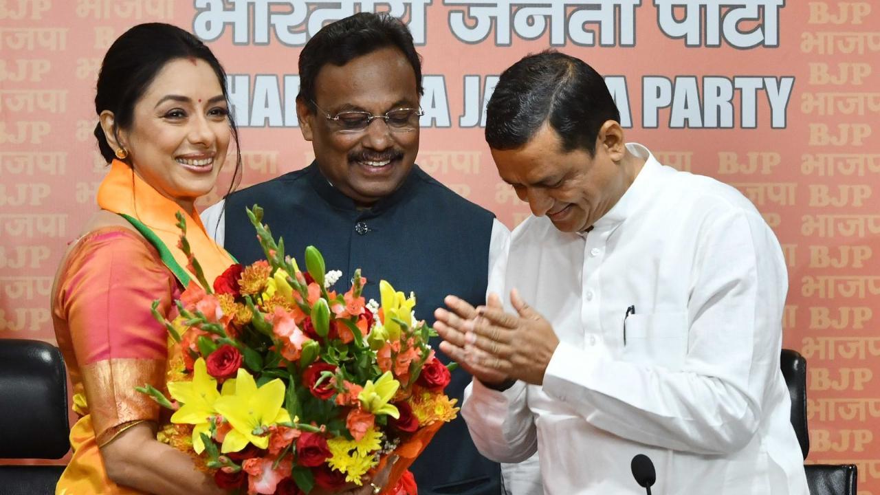 बीजेपी के राष्ट्रीय महासचिव विनोद तावड़े ने अभिनेत्री का स्वागत बीजेपी में किया. (Photo/pallav paliwal)