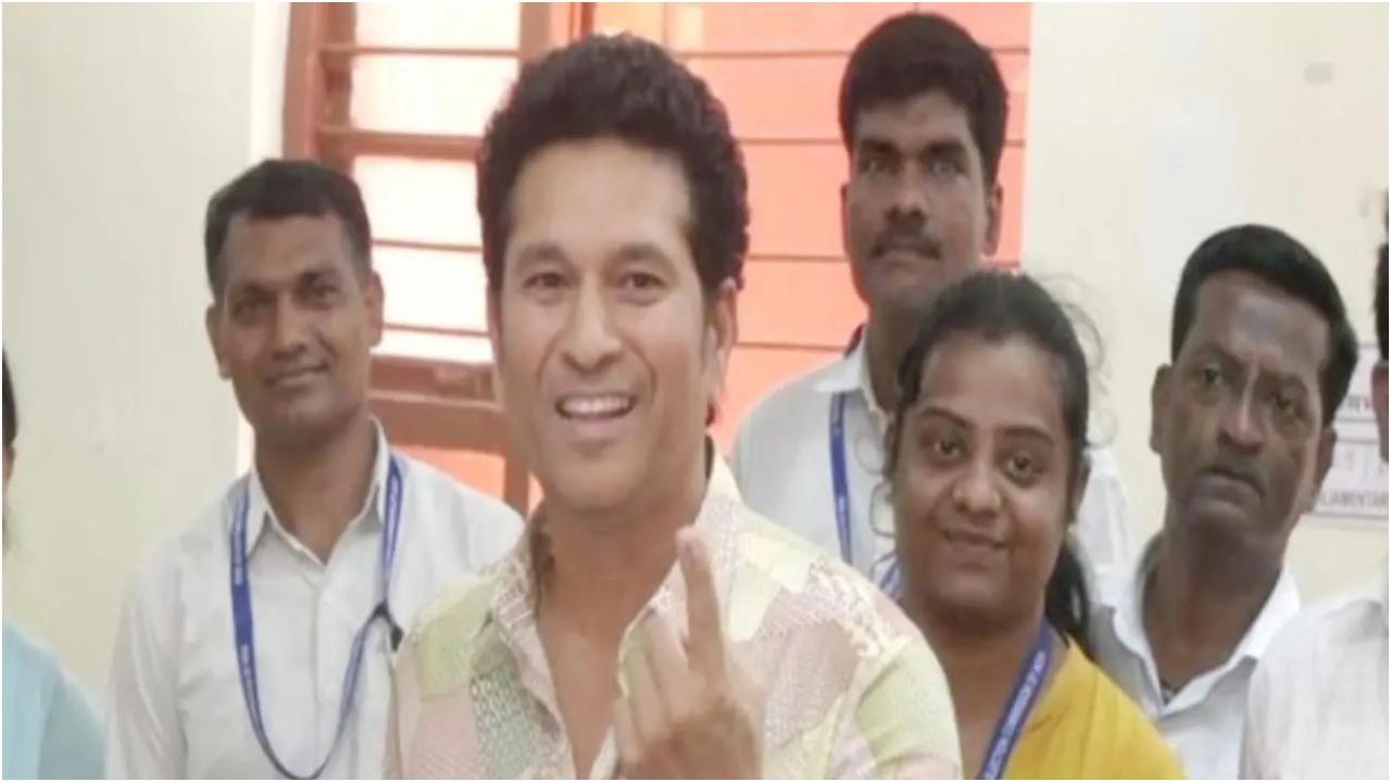 सचिन तेंदुलकर ने मुंबई में डाला वोट (तस्वीर: ANI)