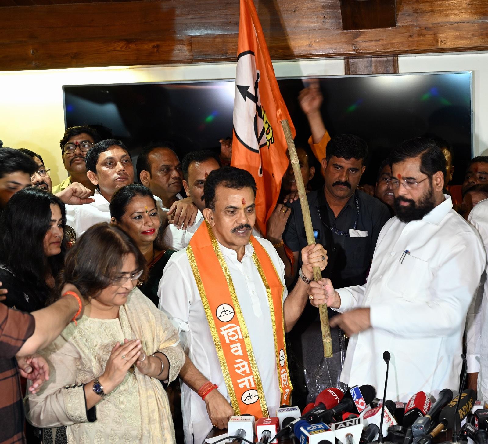 पिछले 19 वर्षों में संजय निरुपम कांग्रेस में विभिन्न पदों पर रहते हुए काम किया. कांग्रेस पार्टी ने पिछले महीने संजय निरुपम को अनुशासनहीनता और पार्टी विरोधी बयानों के चलते निष्कासित कर दिया था. 