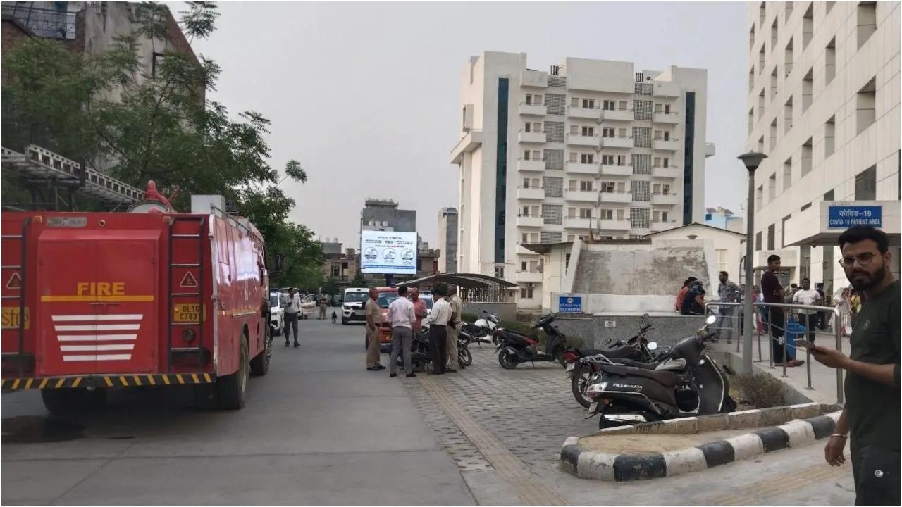 ईमेल के जरिए बम की धमकी मिलने के बाद बुराड़ी अस्पताल के सुरक्षा अधिकारी. तस्वीर/पीटीआई