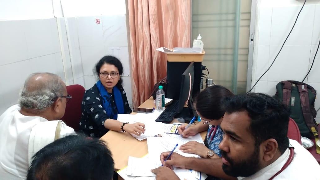 महाराष्ट्र दिवस यानी 1 मई को लोगों की नि:शुल्क सामान्य स्वास्थ्य जांच की गई.
