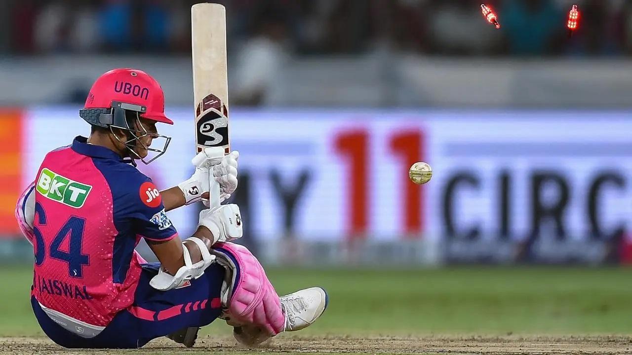 राजस्थान रॉयल्स के यशस्वी जयसवाल को सनराइजर्स हैदराबाद के टी नटराजन ने क्लीन बोल्ड किया. (तस्वीर: एएफपी)
