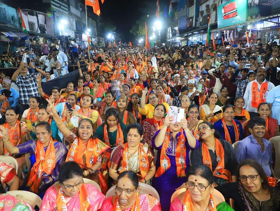 अनिल देसाई को महा विकास अघाड़ी (एमवीए) पार्टी के नेताओं और कांग्रेस, शरद पवार के नेतृत्व वाली राकांपा और शिवसेना (यूबीटी) के समर्थकों का समर्थन प्राप्त है.