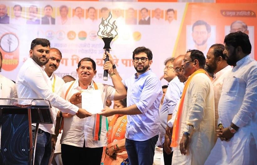 मुख्यमंत्री एकनाथ शिंदे पर निशाना साधते हुए आदित्य ठाकरे ने बोला, ``जून 2022 तक असंवैधानिक मुख्यमंत्री ने सोचा था कि वेदांता फॉक्सकॉन महाराष्ट्र में रहेगी. उन्होंने एक ठेकेदार की तरह बयान दिया था. क्योंकि, उनके आसपास हमेशा ठेकेदार रहते हैं. तालेगांव में इस प्रोजेक्ट के लिए गुजरात जाने के बाद उन्होंने देश छोड़ दिया.` 