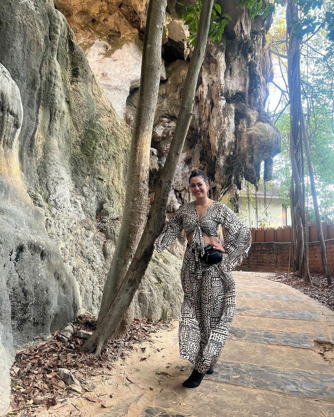 अदाकारा हमेशा से ही अपने ग्लैमरस लुक से फैंस के बीच तहलका मचाती हुई नजर आ ही जाती हैं. 