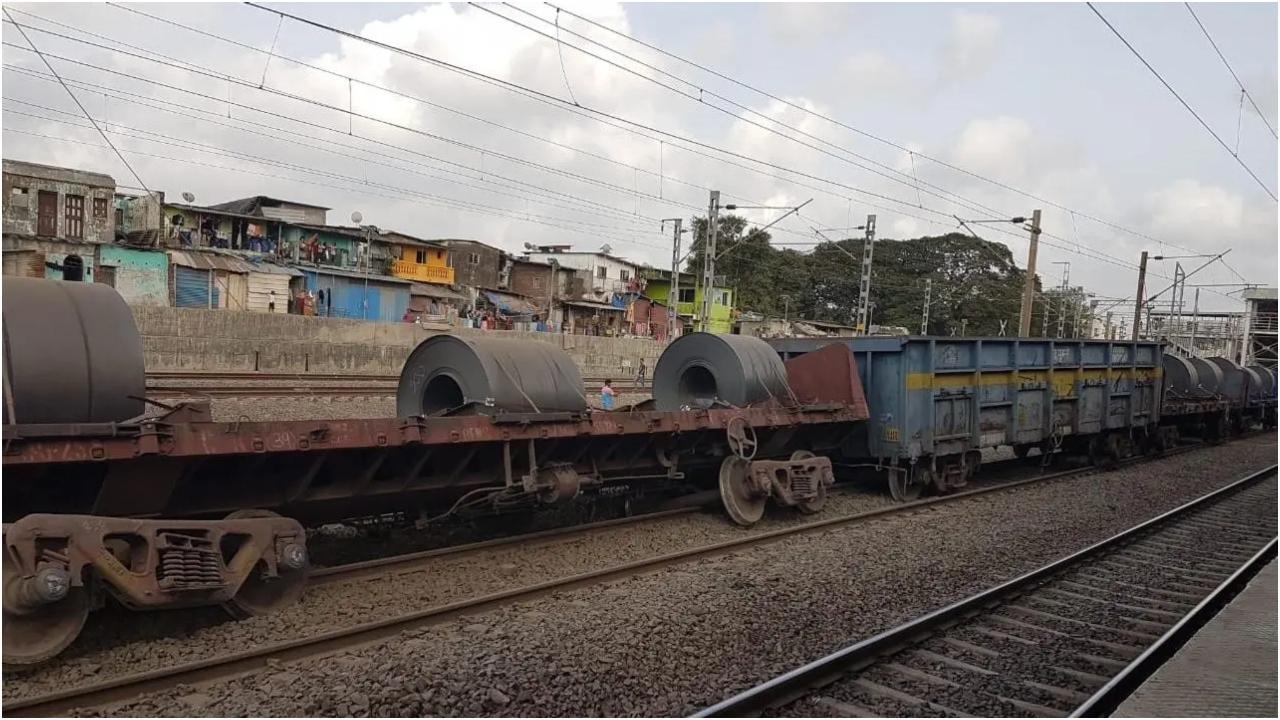 मंगलवार को पटरी से उतरी ट्रेन. तस्वीर/आनंद पाटिल