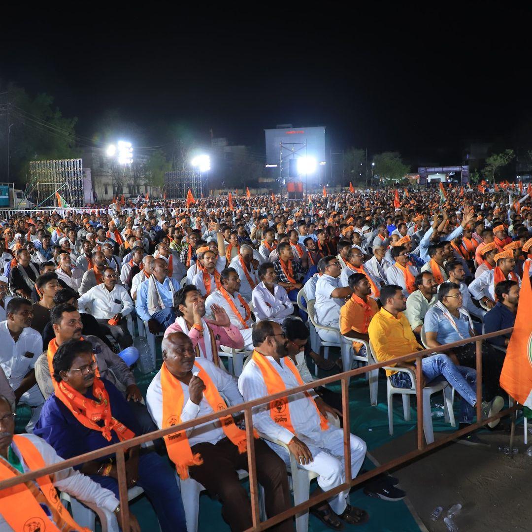 वकील असीम सरोदे ने कहा कि धारा 370 को हटाना एक दिखावा है. सिर्फ एक धारा हटाई गई है और वह भी कश्मीर में जमीन खरीदने के कारण अब कश्मीर में जमीन किसने खरीदी? केवल दो-तीन लोग और उनमें से सबसे बड़े गौतम अडानी हैं क्योंकि सबसे बड़ा लिथियम स्टॉक वहां पाया गया है.`
