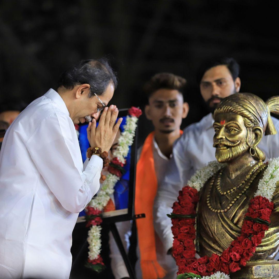 ठाकरे ने आगे कहा, `मतदाताओं से मेरा पहला वादा यह है कि मैं सभी उद्योगों को महाराष्ट्र में वापस लाकर गौरव बहाल करूंगा और वह भी ब्याज के साथ, कृषि उत्पादों पर जीएसटी खत्म कर दूंगा.`