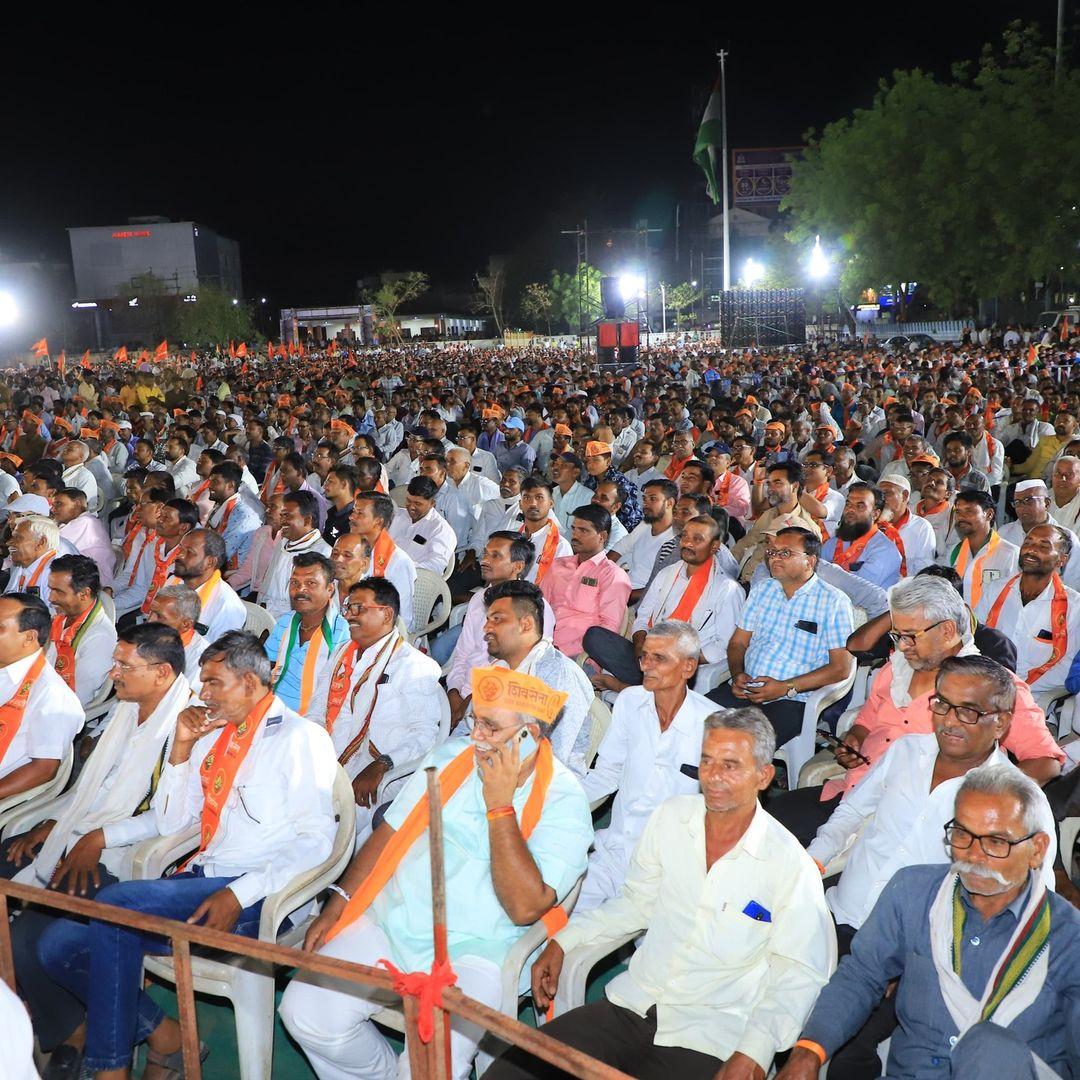 उन्होंने बताया कि `क्या मोदीजी इसका जवाब देंगे आखिर क्यों वह एक बार भी मणिपुर क्यों नहीं गए? वह पानी के अंदर गए, लेकिन मणिपुर नहीं गए. जब वह महाराष्ट्र गए तो कभी तुलजापुर नहीं गए. यहां के किसानों ने पर्याप्त दाम नहीं मिलने के कारण घर में ही कपास जमा कर रखा है. मोदी सरकार आपके खाते में पैसा जमा करती है और जीएसटी लगाकर वापस ले लेती है. क्या फायदा? हम उसे हटाने का वादा करते हैं. मोदी ने वैक्सीन प्रमाणपत्रों और यहां तक कि खाद पर भी तस्वीरें डाली हैं, क्यों? हर कोई जानता है कि प्रज्वल रेवन्ना कौन हैं और उन्होंने क्या किया है.`