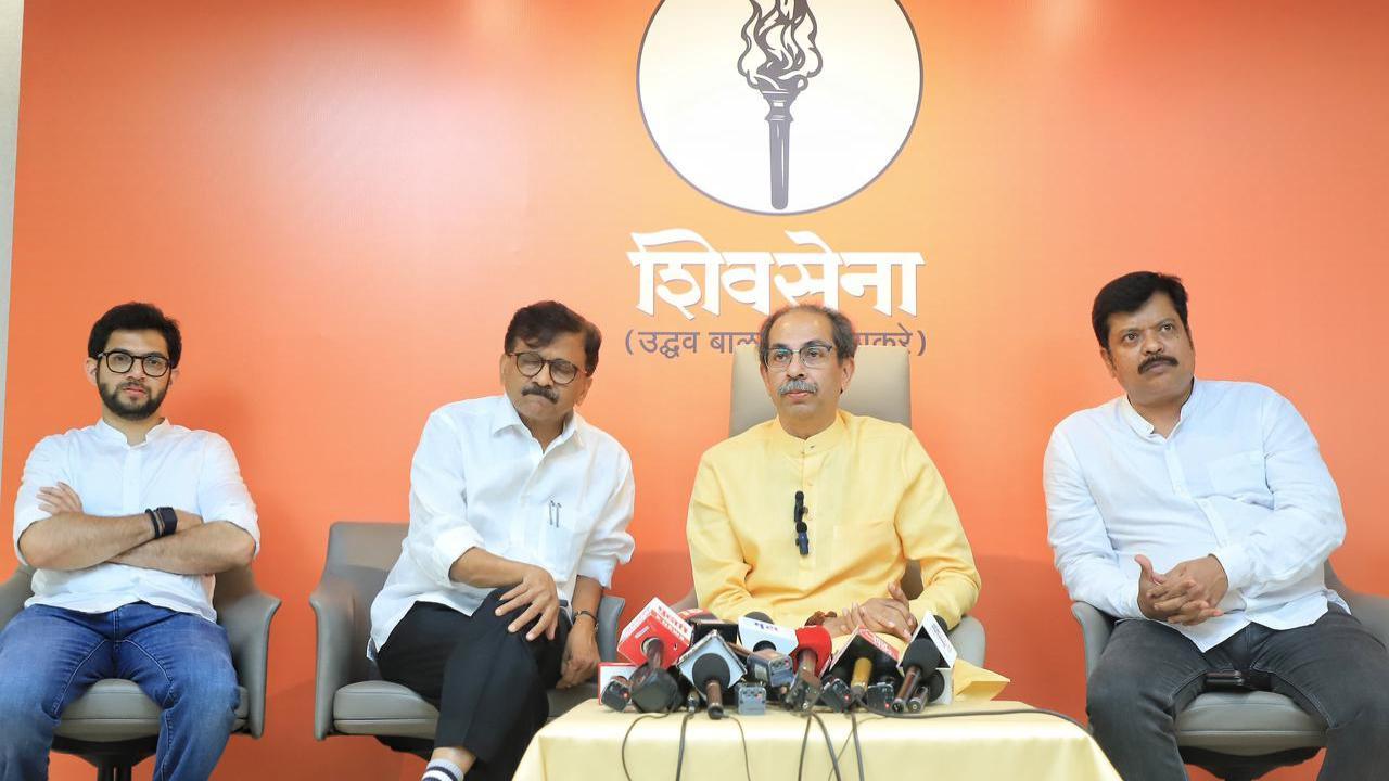ठाकरे ने आरोप लगाया कि मुंबई में कई जगहों पर मतदान में देरी हुई और भारत का चुनाव आयोग जानबूझकर नरेंद्र मोदी सरकार के इशारे पर ऐसा कर रहा है.