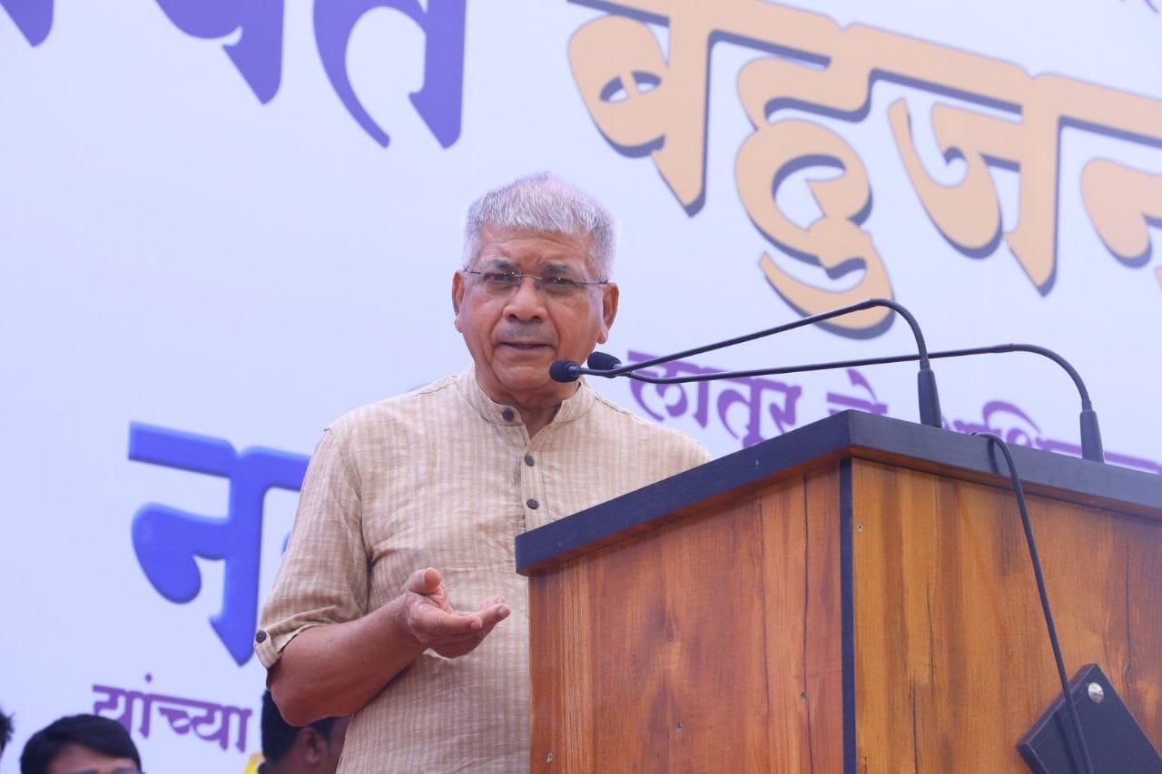 प्रकाश आंबेडकर ने बीजेपी पर निशाना साधते हुए कहा, `मोदी सरकार ने फ्रांस से राफेल खरीदा. उनके बारे में नई-नई जानकारियां सामने आने लगी हैं. इसका निर्माण राफेल डसॉल्ट नामक कंपनी द्वारा किया गया है. जब कंपनी ने अपनी वार्षिक रिपोर्ट फ्रांस सरकार को सौंपी तो पता चला कि डसॉल्ट के एक अधिकारी ने इन विमानों की बिक्री के लिए एक प्रतिशत दिया था। फ्रांसीसी सरकार ने जांच की और दो अधिकारियों को दोषी पाया और उन्हें पांच साल जेल की सजा सुनाई. देने वाले को सजा मिली, अब लेने वाले भारतीय हैं. वे मोदी की टीम के हैं.` 