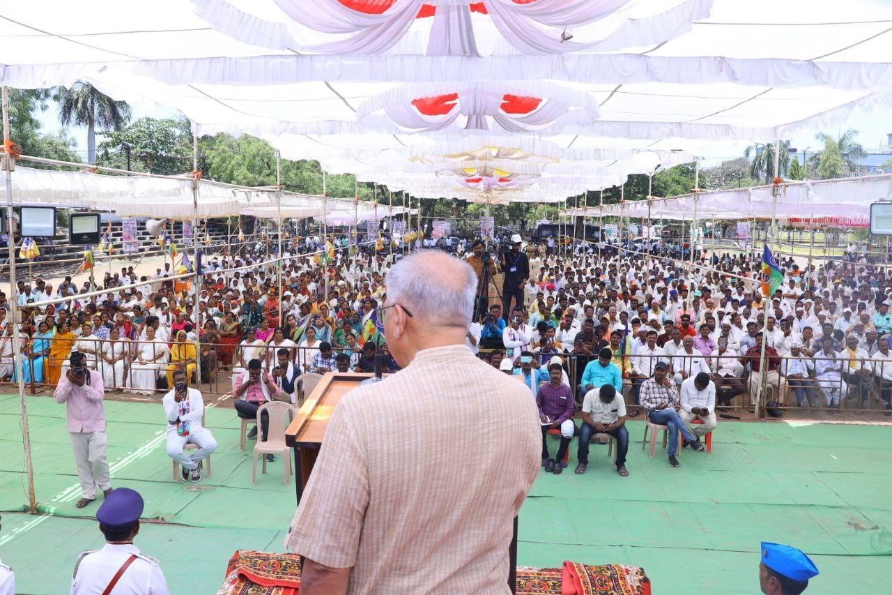 आंबेडकर ने लातूर लोकसभा क्षेत्र में प्रचार के दौरान कहा, `भंडारा-गोंदिया लोकसभा क्षेत्र में बीजेपी प्रत्याशी और कांग्रेस प्रत्याशी के बीच कांटे की टक्कर है. इसका फायदा हमारी पार्टी को होगा.` 