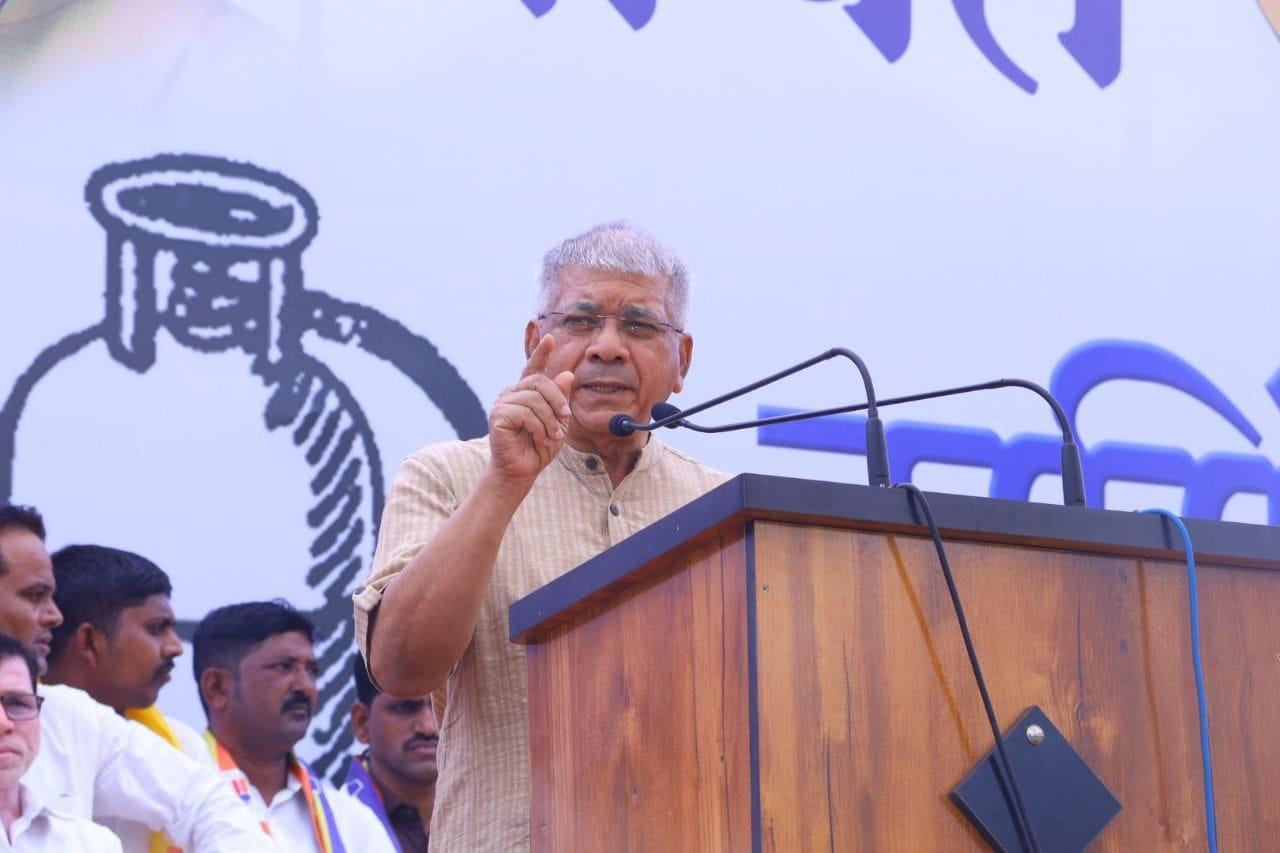 उन्होंने आगे कहा, `लोकसभा चुनाव के बाद जब वोटों की गिनती होगी तब वंचित बहुजन अघाड़ी महाराष्ट्र में सबसे प्रभावशाली पार्टी होगी.` 