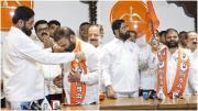 विजय करंजकर को उद्धव ठाकरे के नेतृत्व वाली पार्टी ने टिकट देने से इनकार कर दिया था, जिसके बाद उन्होंने यह फैसला लिया. 