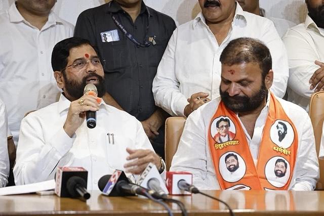 करंजकर लोकसभा चुनाव के तीसरे चरण के मतदान से एक दिन पहले शिवसेना (शिंदे गुट) में शामिल हुए है. 
