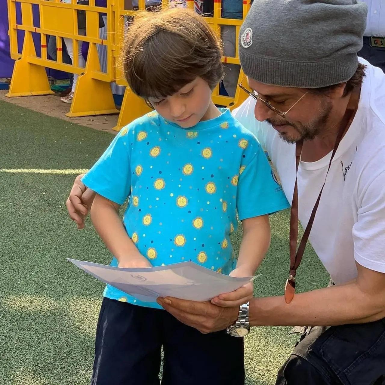 शाहरुख खान जिम्मेदार पिता की भूमिका निभाते हुए अपने छोटे बच्चे को मार्गदर्शन दे रहे हैं.