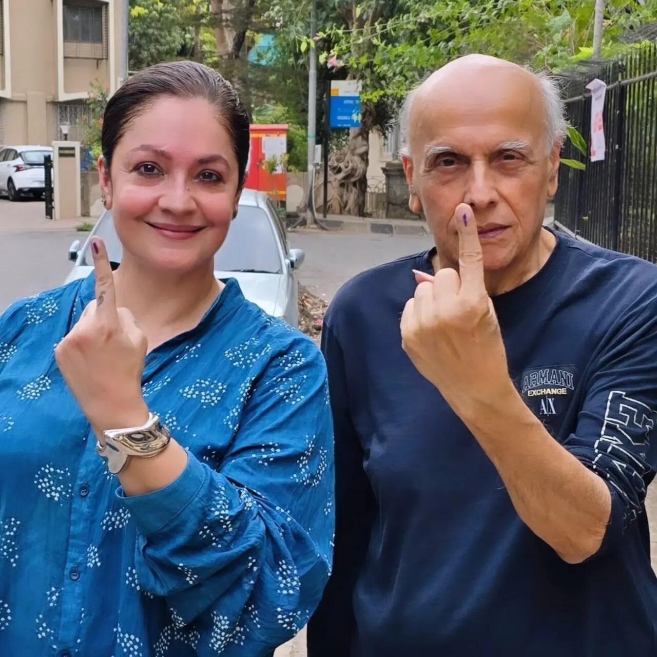 पूजा भट्ट ने इंस्टाग्राम पर अपनी और अपने पिता महेश भट्ट की स्याही लगी उंगली दिखाते हुए एक फोटो शेयर की.