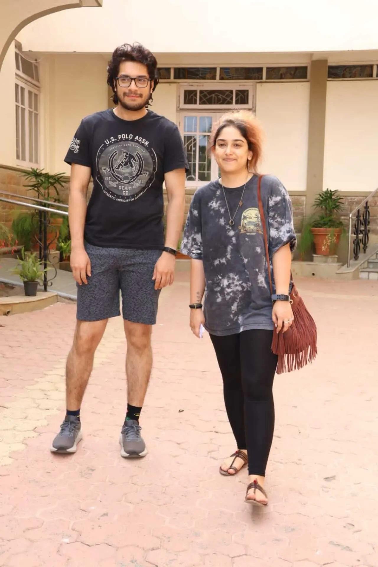 आमिर खान की बेटी आयरा खान भी पोलिंग बूथ के बाहर नज़र आईं.