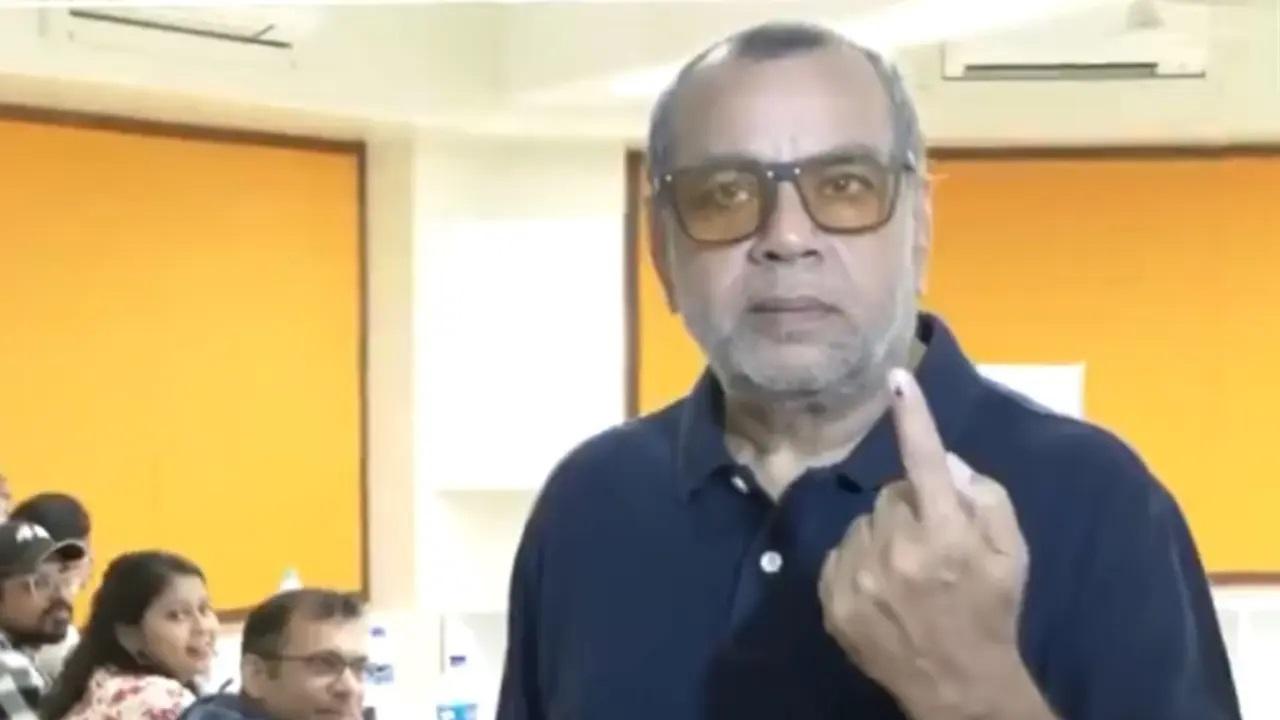 परेश रावल भी मुंबई में मतदान करने पहुंचे.