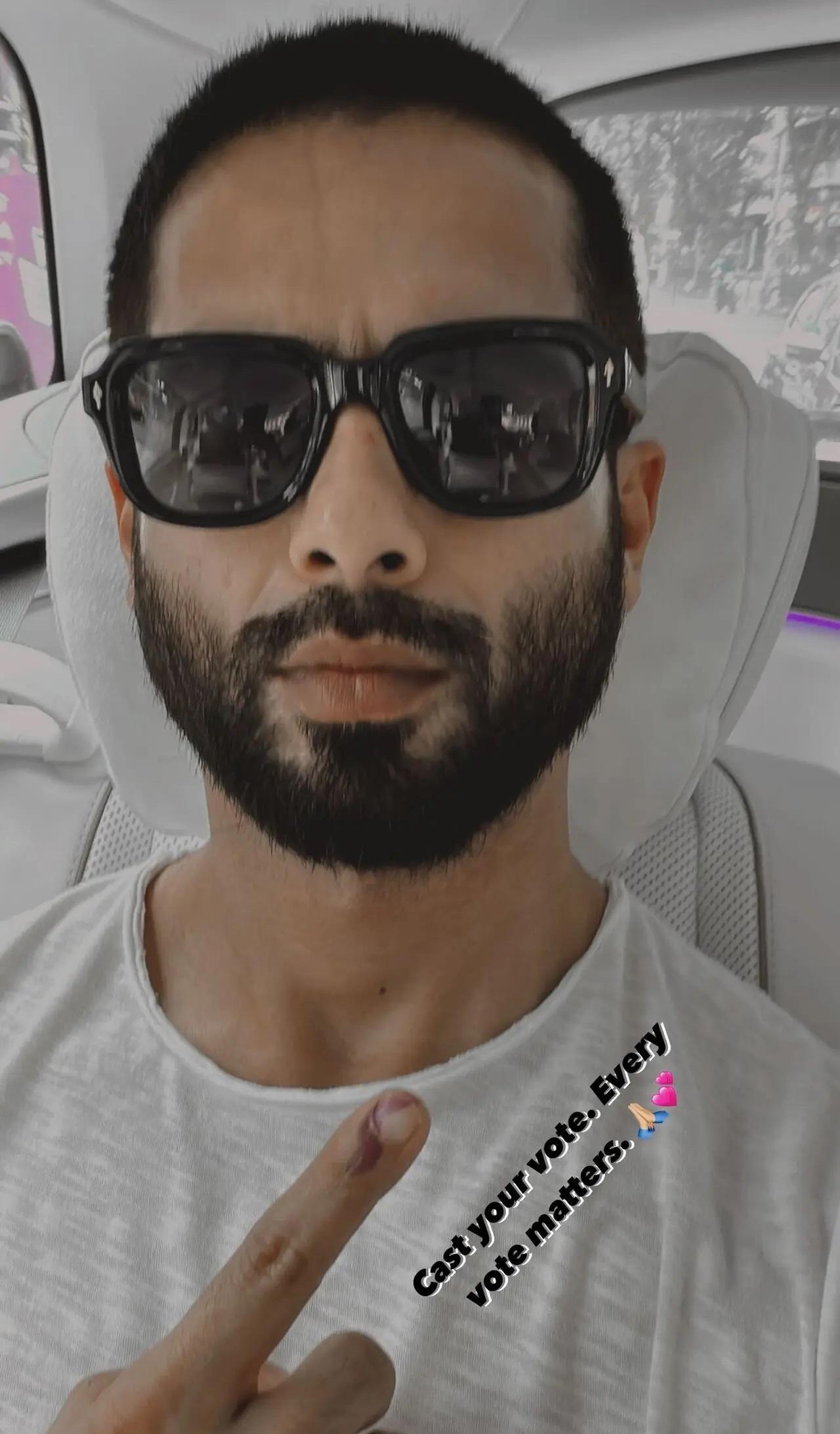 शाहिद कपूर ने वोट देने के बाद फोटो शेयर की और फैंस से कहा कि अपना वोट जरूर दें. हर एक वोट की अपनी अहमियत होती है.