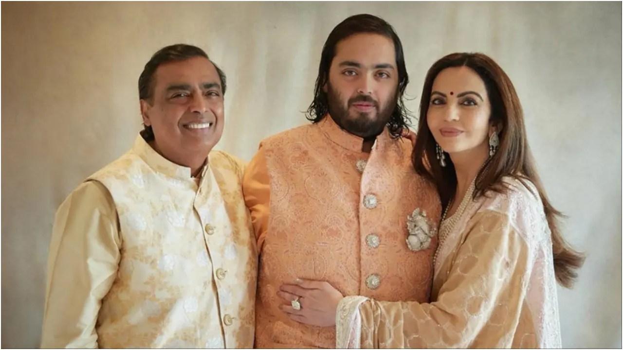 बिजनेस टायकून मुकेश अंबानी के साथ पत्नी नीता अंबानी और बेटा अनंत अंबानी. एएफपी फोटो/रिलायंस