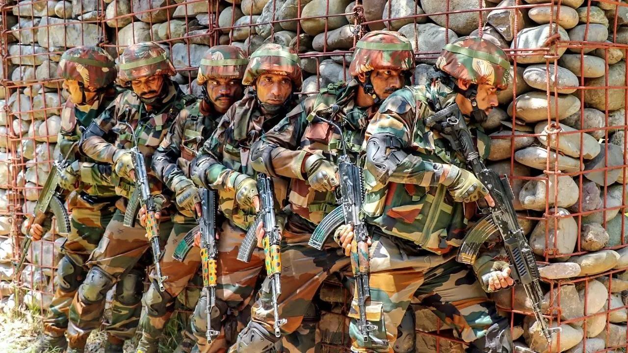 आर्मी जवान. फोटो/पीटीआई