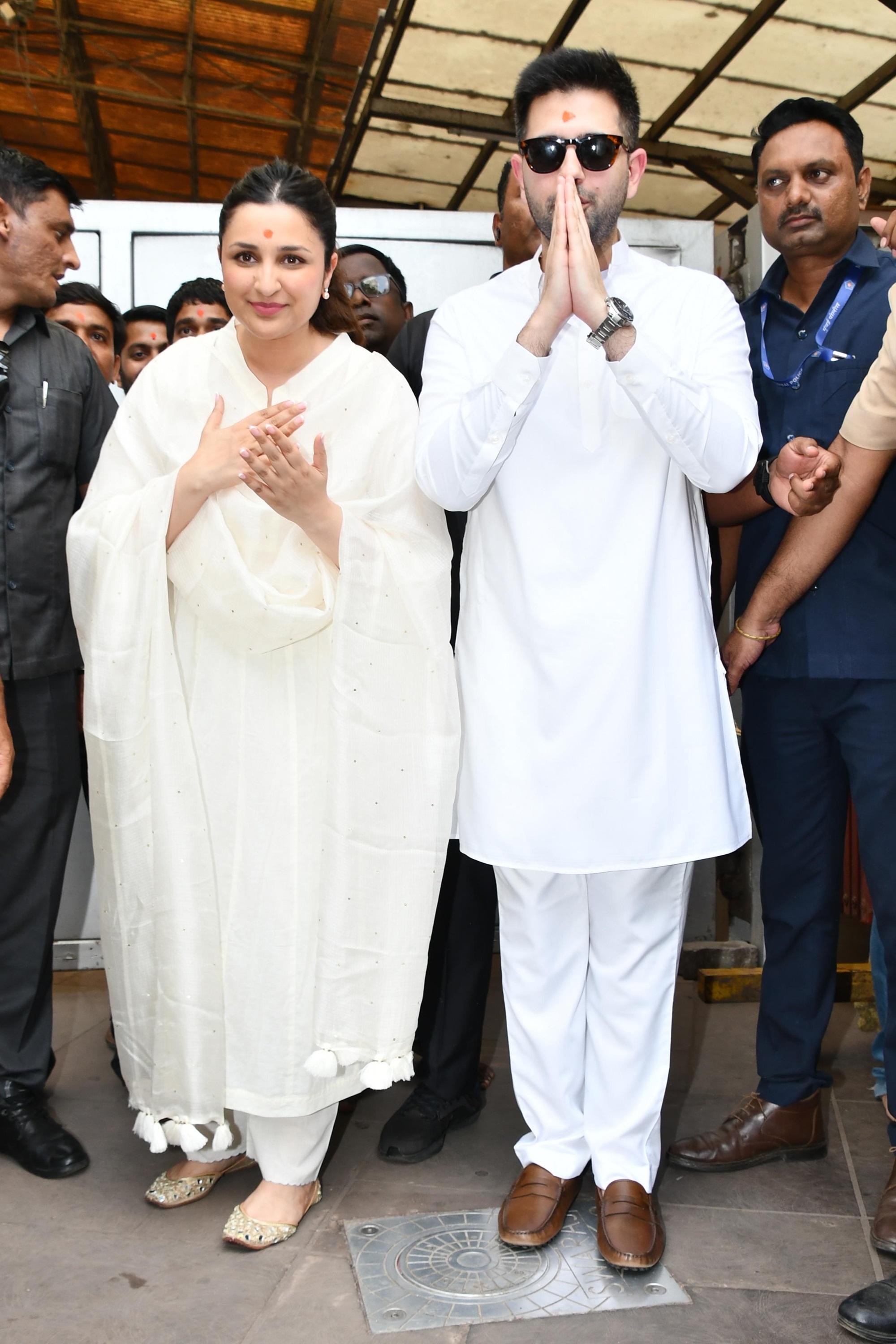 परिणीति चोपड़ा और राघव चड्ढा मुंबई के सिद्धि विनायक मंदिर में दर्शन करने पहुंचे. दर्शन के बाद उन्होंने पैपराजी पोज़ भी दिए.