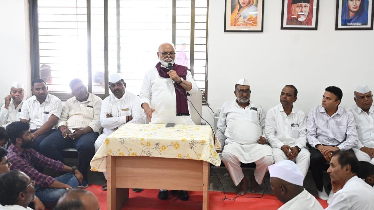 भुजबल ने कार्यकर्ताओं से अपील की कि वे येला के विकास के लिए सदैव कृतसंकल्पित हैं और यह ध्यान रखें कि इस बार का लोकसभा चुनाव विधान सभा का चुनाव है.