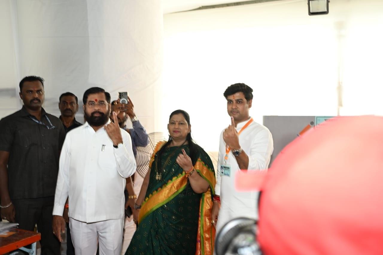 महाराष्ट्र के मुख्यमंत्री एकनाथ शिंदे भी अपने बेटे श्रीकांत शिंदे और पत्नी लता शिंदे के साथ मतदान करने पहुंचे.  (फोटो/सजेत शिंदे)