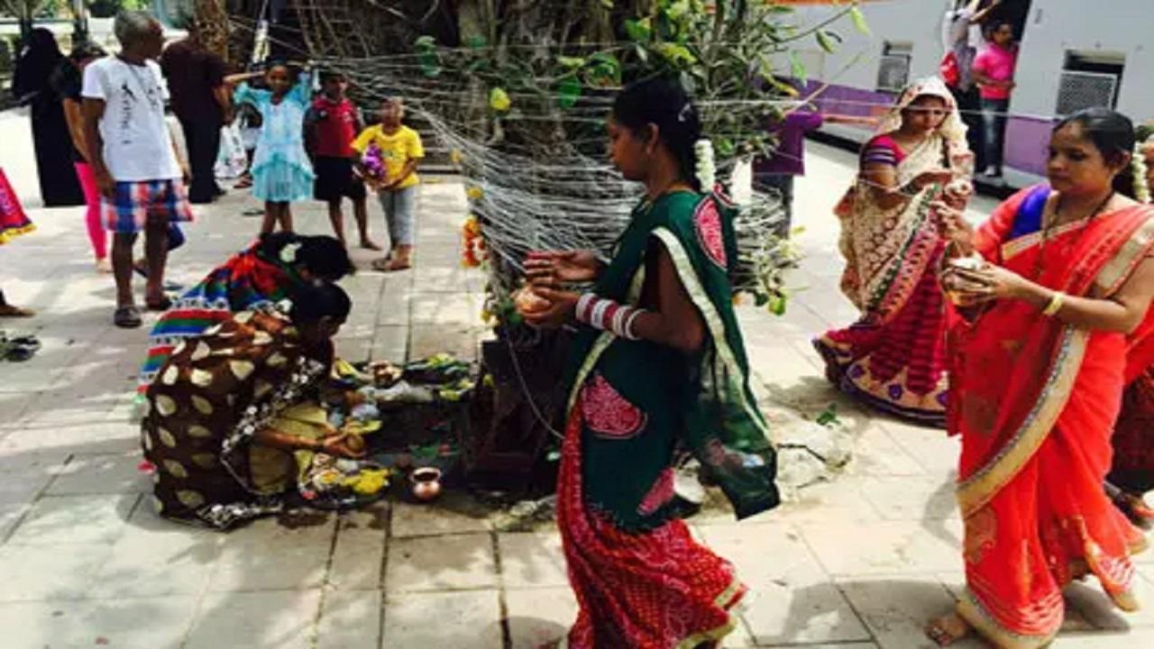 जोगेश्वरी स्टेशन पर महिलाएं वट पूर्णिमा मनाती हुई. तस्वीर/अतुल कांबले