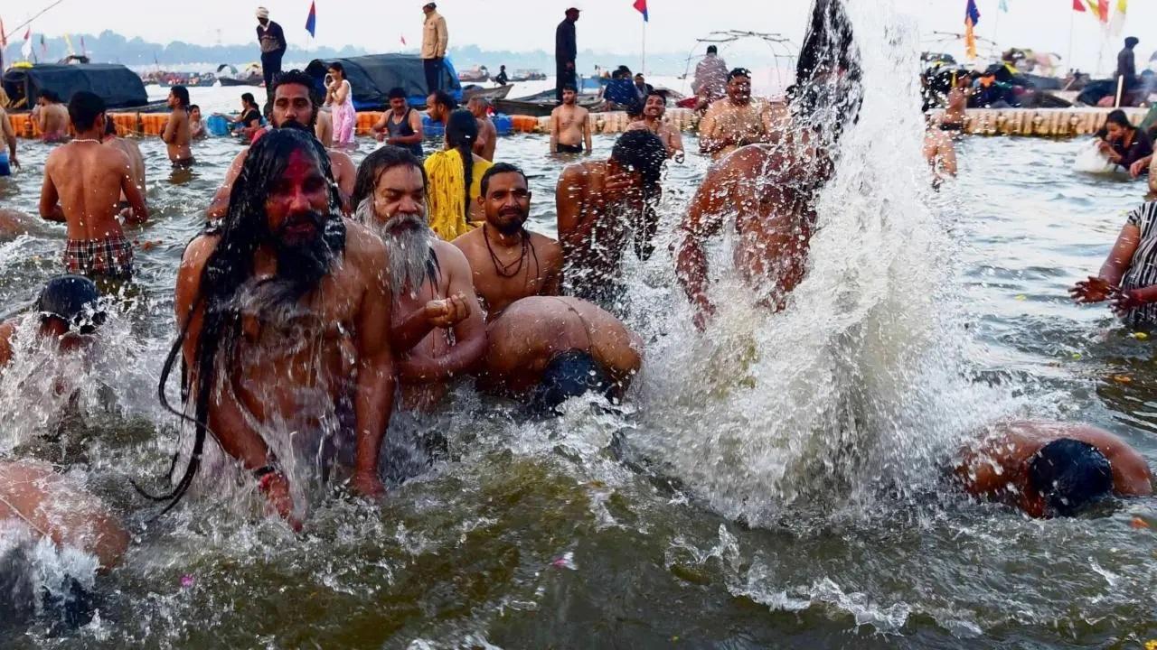गंगा नदी में स्नान करते साधु-संत. (फोटो/पीटीआई)