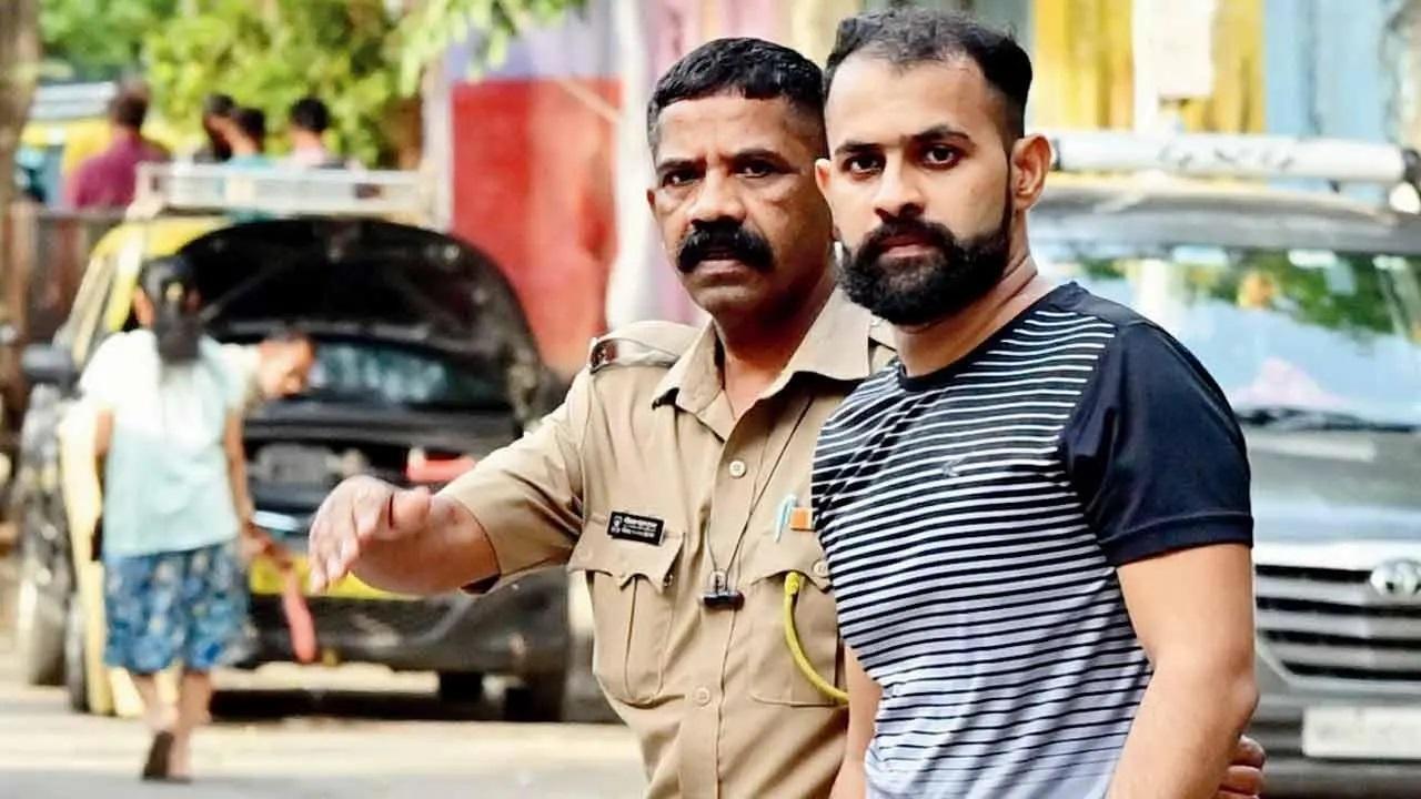 आरोपी सिद्धेश को वापस आर्थर रोड जेल ले जाया जा रहा है. तस्वीर/शादाब खान