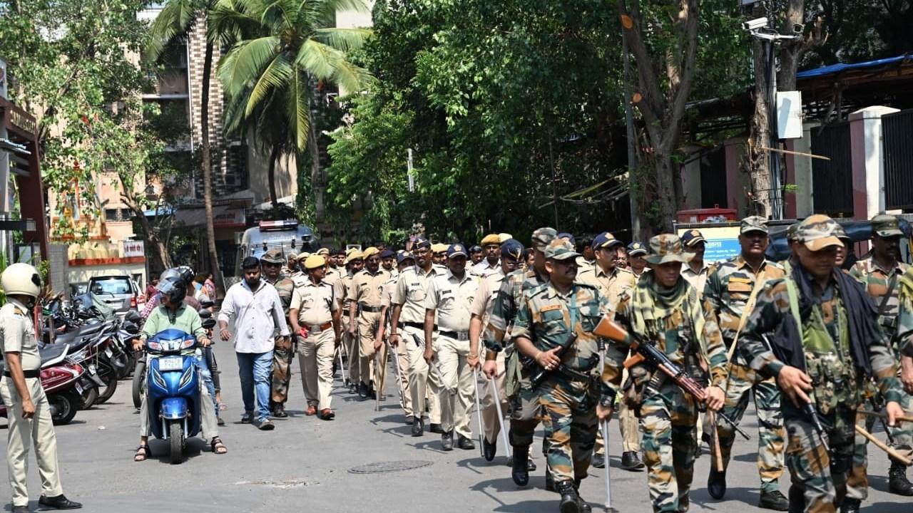 रूट मार्च करते सिपाही. तस्वीरें/ सतेज शिंदे