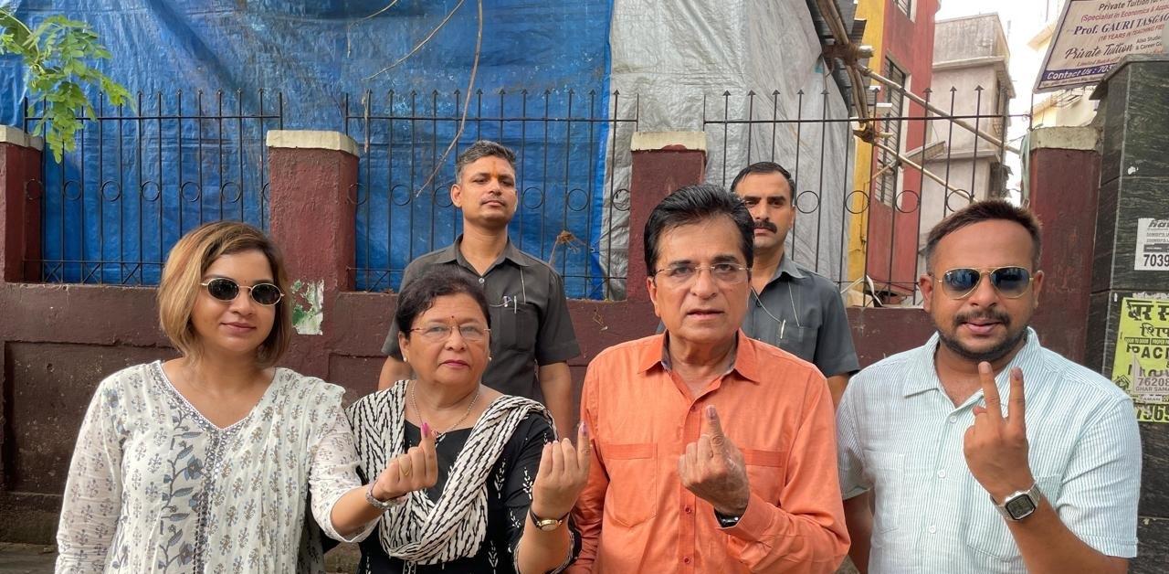 बीजेपी नेता किरीट सोमैया भी परिवार के साथ मतदान करने पहुंचे.