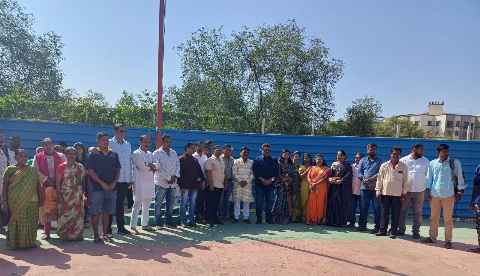 इस कार्यक्रम में बड़ी संख्या में महाराष्ट्र नवनिर्माण सेना के कार्यकर्ताओं के अलावा सफाई कर्मियों ने भी अपनी उपस्थिति दर्ज कराई.  
